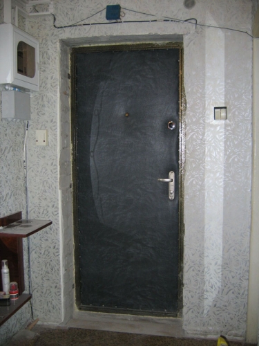 Демонтирована старая входная дверь

