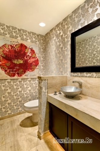 Туалетная комната с цветком
