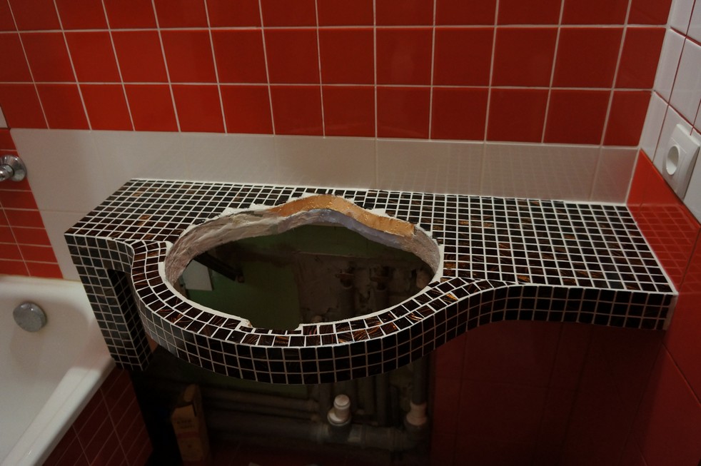 Вырез в ванной. Столешница из мозаики в ванной. Столешница из мозаики в ванную под раковину. Столешница под раковину из мозаики. Столешница в ванной из плитки.