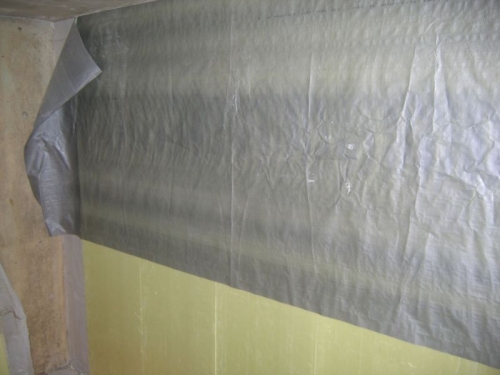 на утеплитель строительным степлером крепим пароизоляцию от потолка.

