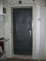 demontirovana-staraya-vhodnaya-dver.jpg