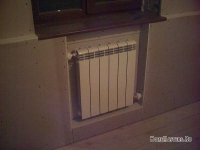 gotovaya-nisha-pod-radiator-otopleniya.jpg