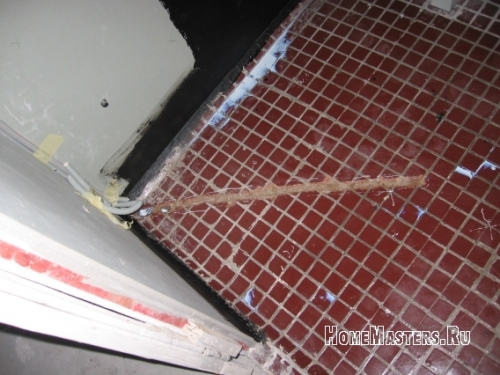 Штроба под внешний термодатчик теплых полов, видно следы высыхающего тиффенгрунта
