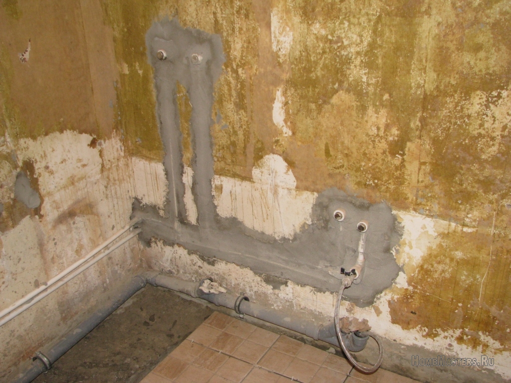 Трубы воды в стене. Монтаж канализационных труб в ванной в штробу. Трубы в стене в ванной. Водопроводные трубы в стену в ванной. Трубы в стене санузел.