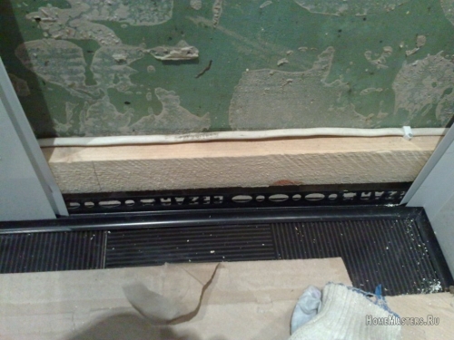 Снизу стык панели с полом оформлен с помощью пластикового внутреннего угла для плитки 9мм

