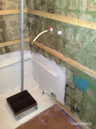 Стены и пол под ванной покрашены моющейся краской ТЕКС
