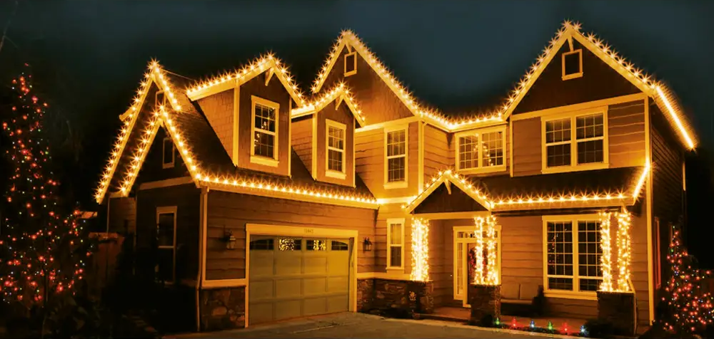 Подробнее о "Чем украсить двор частного дома к Новому году"