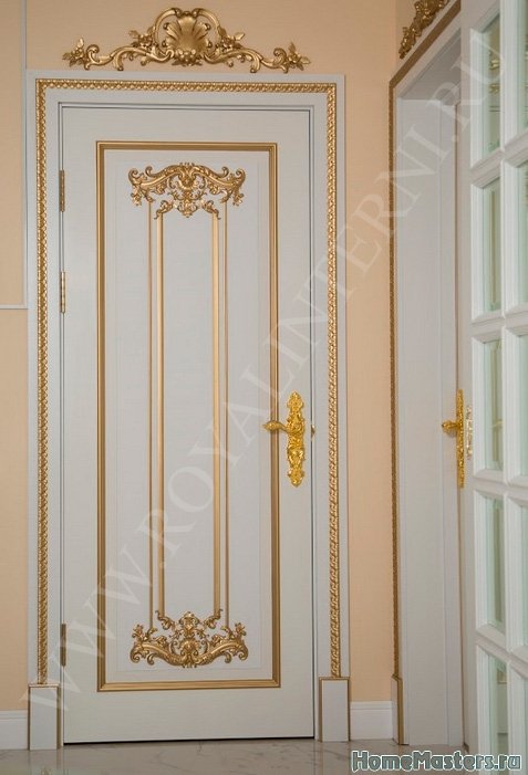 Белая межкомнатная дверь с золотом на заказ от Роял Интерни