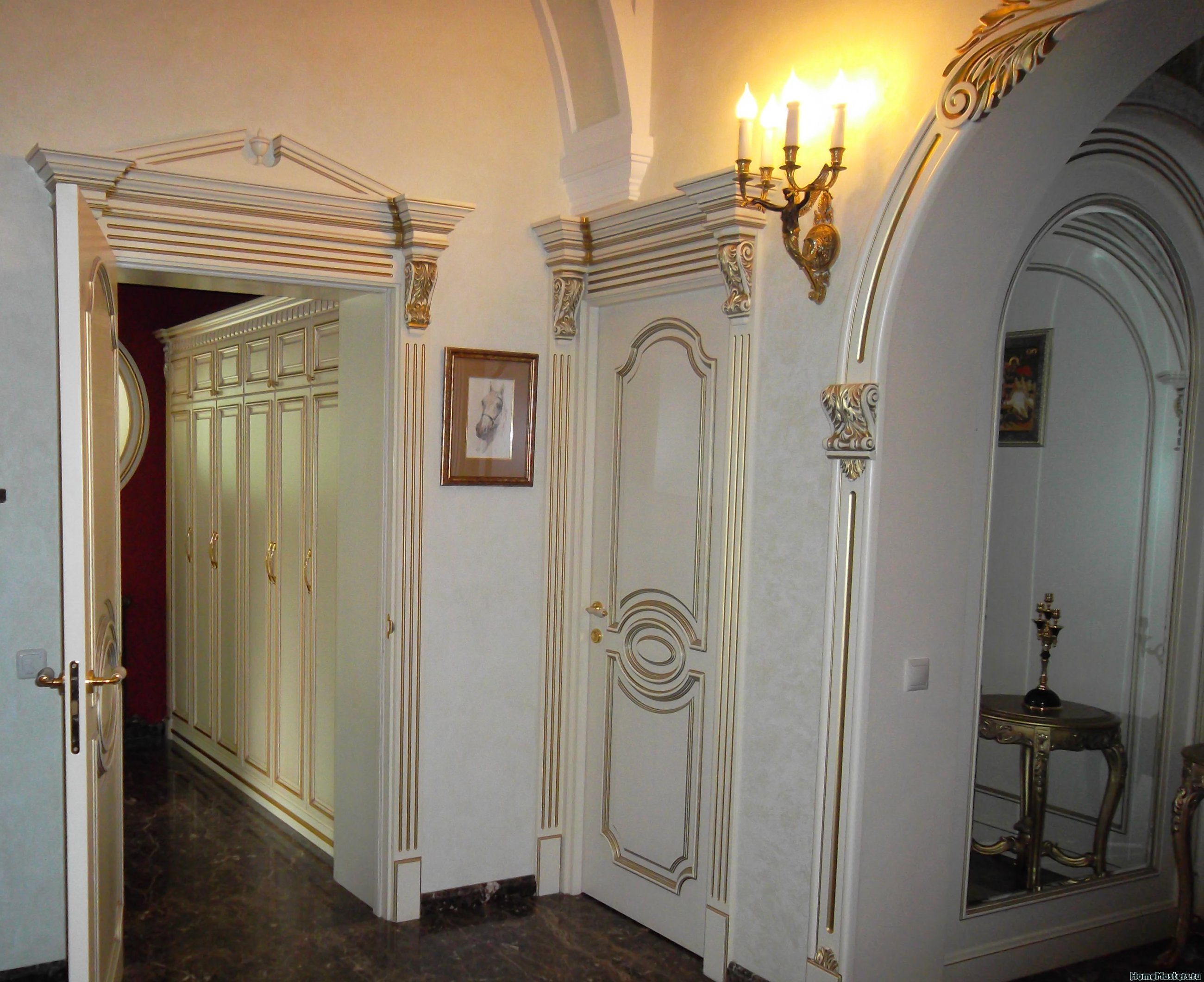 белые двери и портал вид из коридора