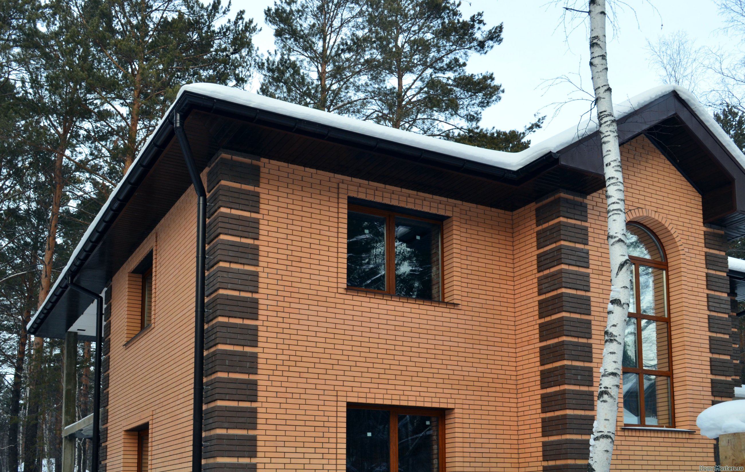 Дом из кирпича цвет солома с вставками из коричневого кирпича
