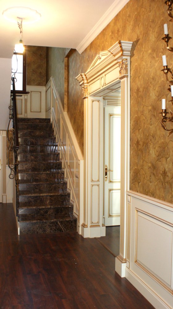 Фото мраморной лестницы с порталом