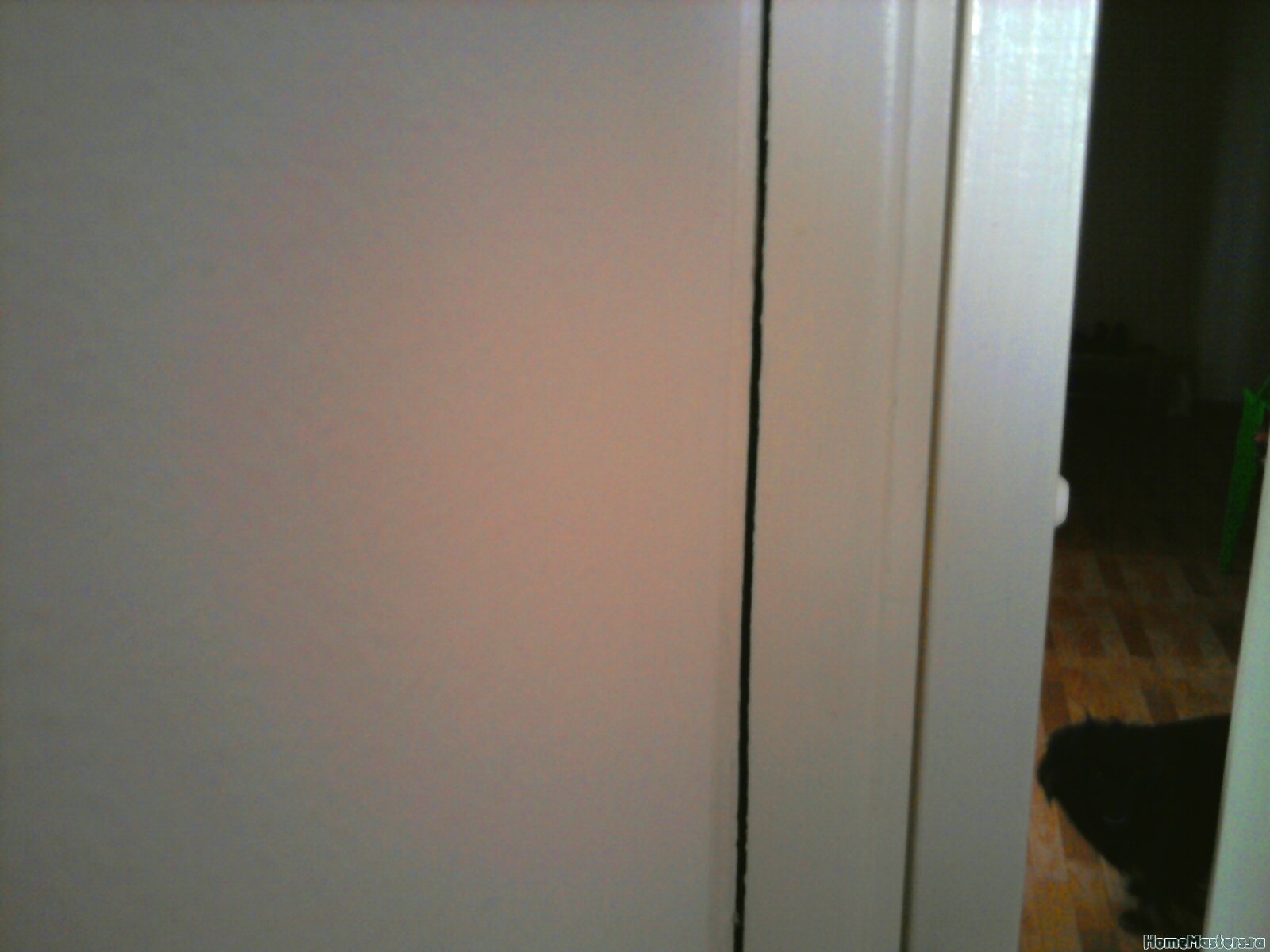 трещина между коробкой двери и стеной, кухня