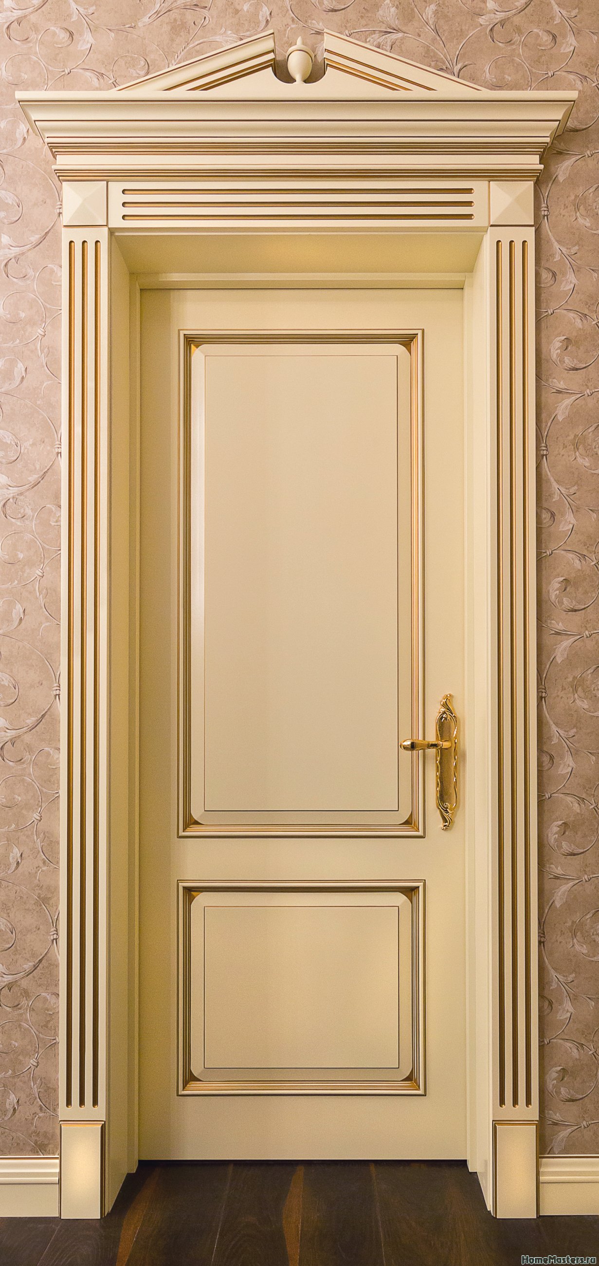 Фото элитной межкомнатной двери Альберт с наличниками и сандриком