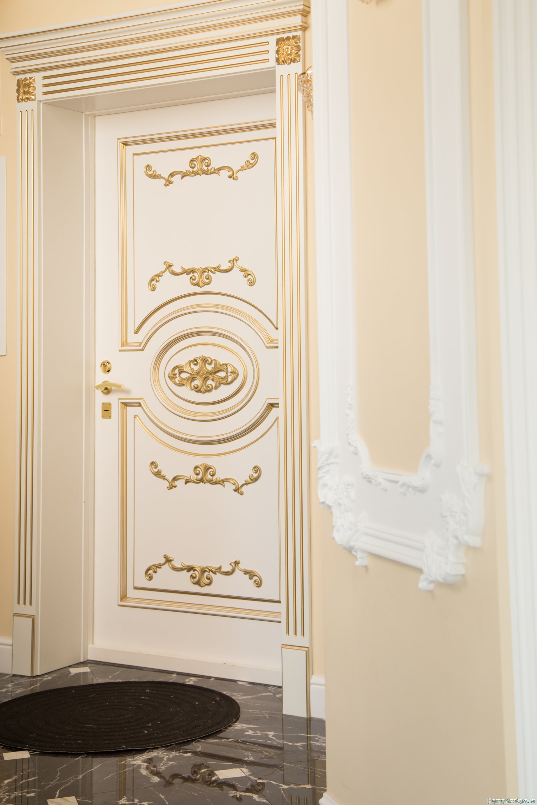 элитная белая межкомнатная дверь декорирование золотом
