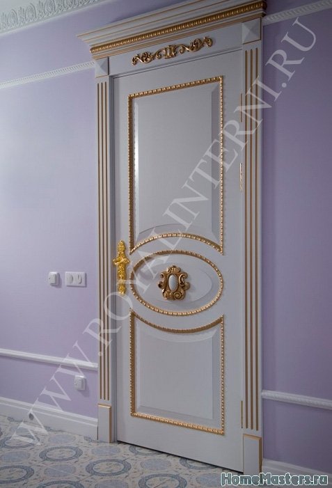 Глория межкомнатная белая дверь с золотым декором
