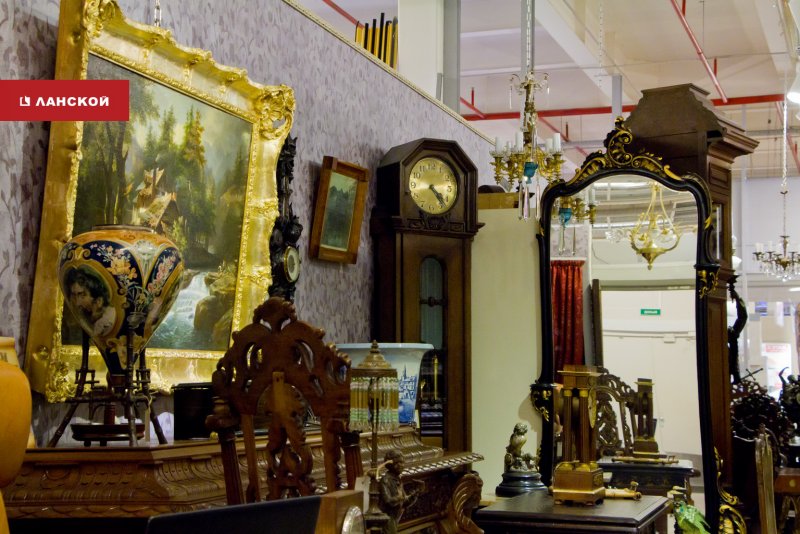 часы, статуэкти, мебель, старинные зеркала в антикварном салоне Санкт-Петербурга