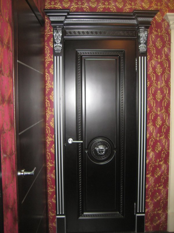 Классическая межкомнатная дверь Меандр из массива и мдф Royal Interni