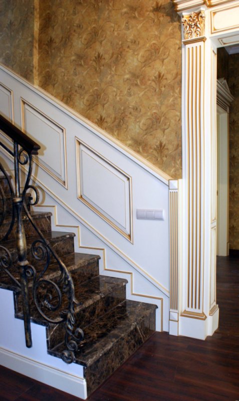 Фрагмент лестницы с порталом Royal Interni