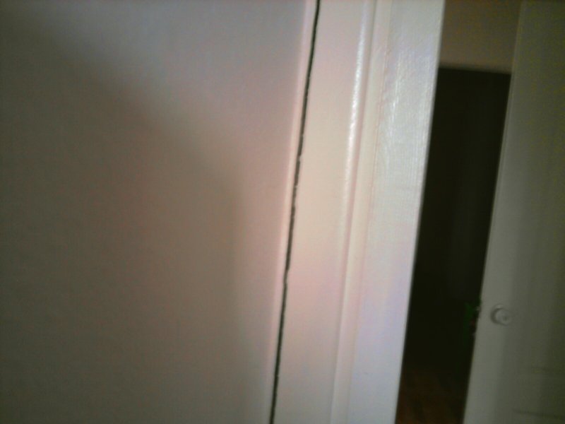 щель между коробкой двери и стеной, вид из кухни