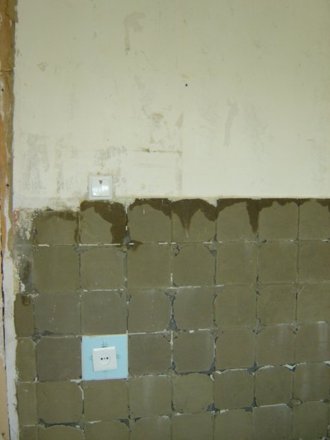Толстый плиточный клей на гипсолитовой стене