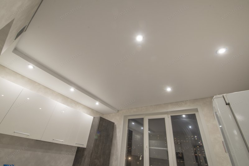 Многоуровневый натяжной потолок на кухне
