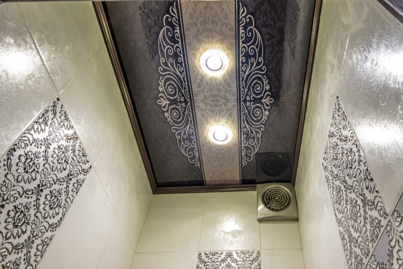 Многоуровневый натяжной потолок в туалете с фотопечатью