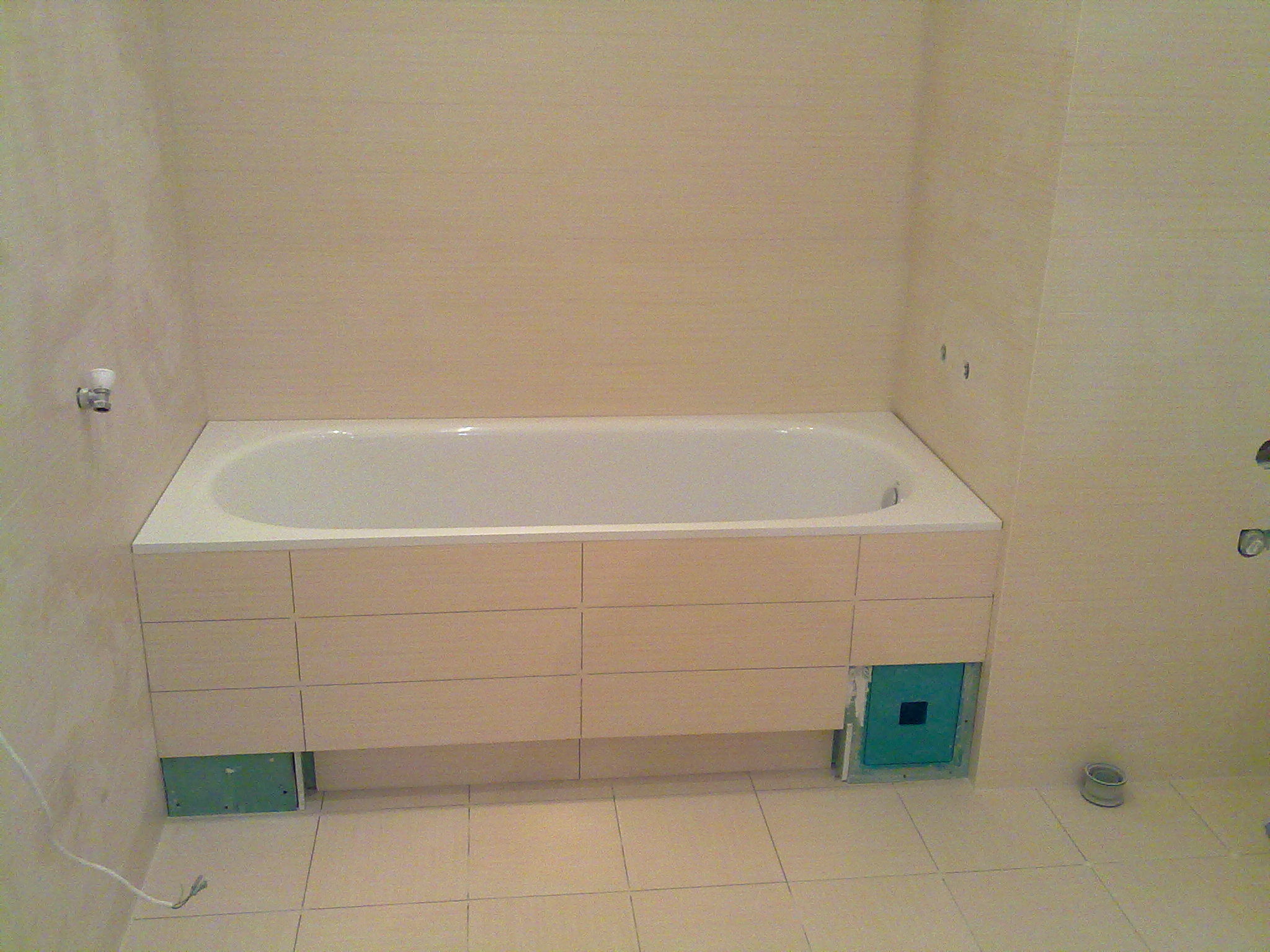 Ванна с нишей под ноги. Экран для ванны из плитки. Экран ванны плиткой. Экран под ванну из плитки. Экран под ванную плитка.