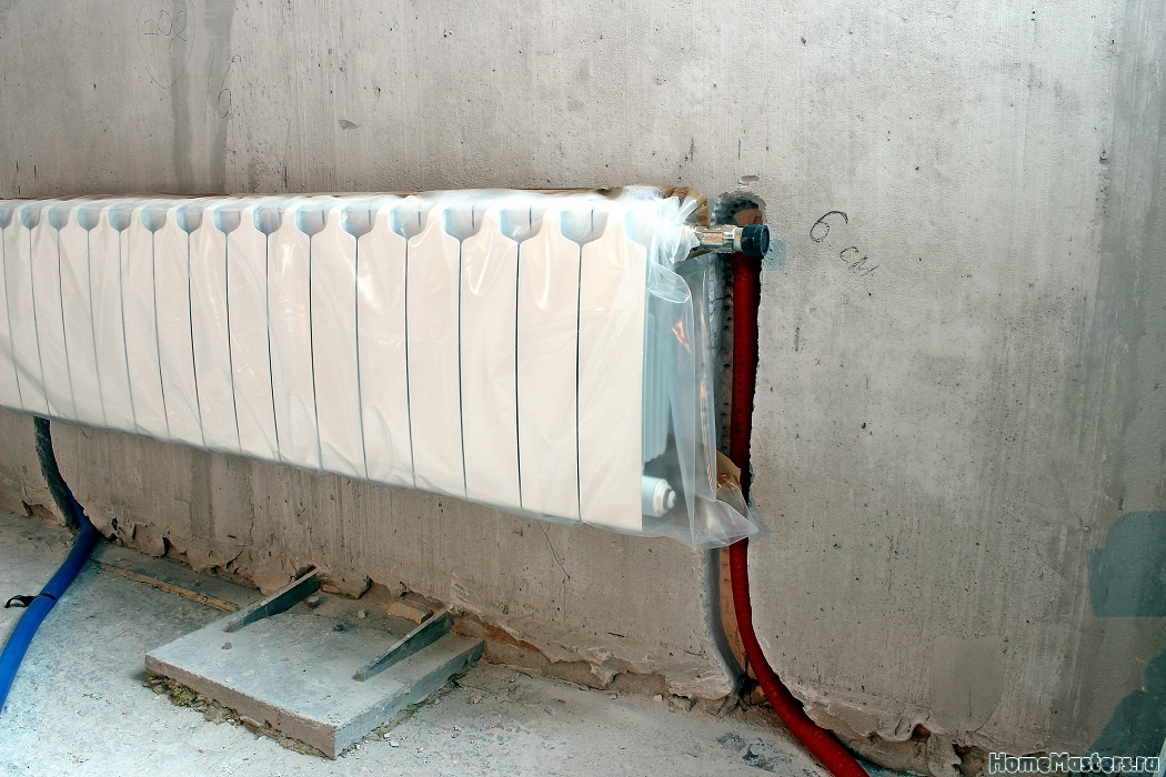 Сшитый полиэтилен радиаторы отопления. Трубы из стены для радиатора отопления. Трубы радиатора из стены. Батареи отопления в стене.