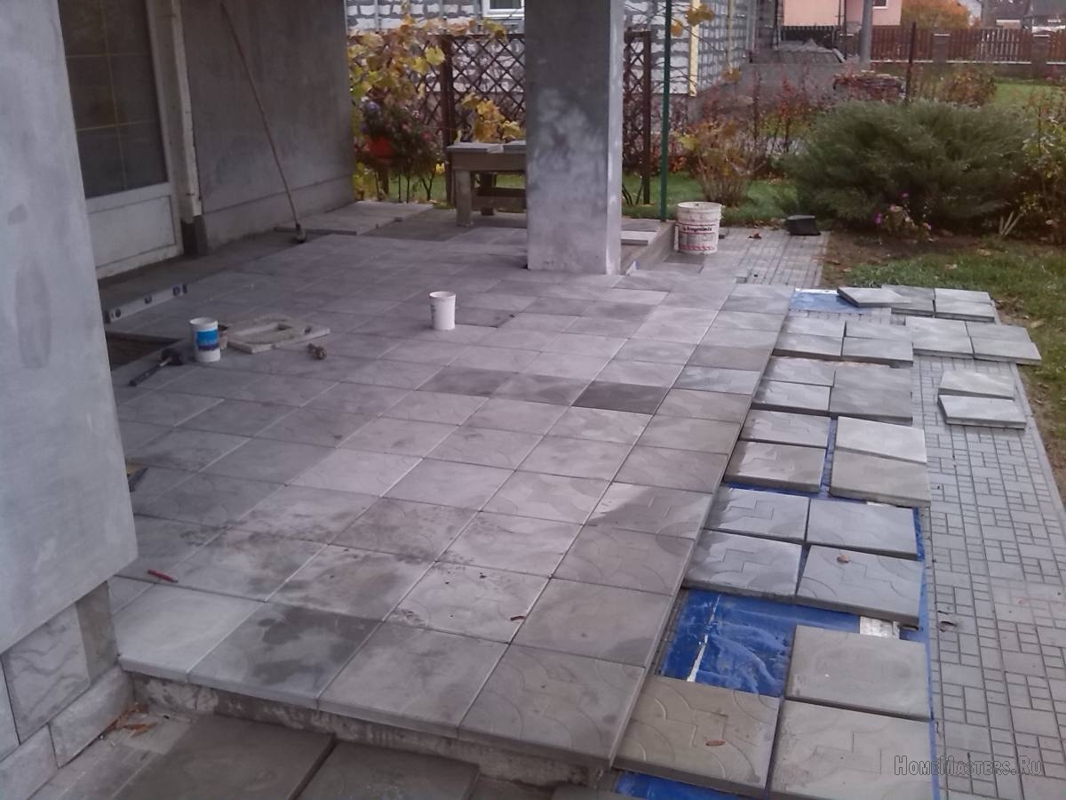 Укладка тротуарной плитки на бетонное основание