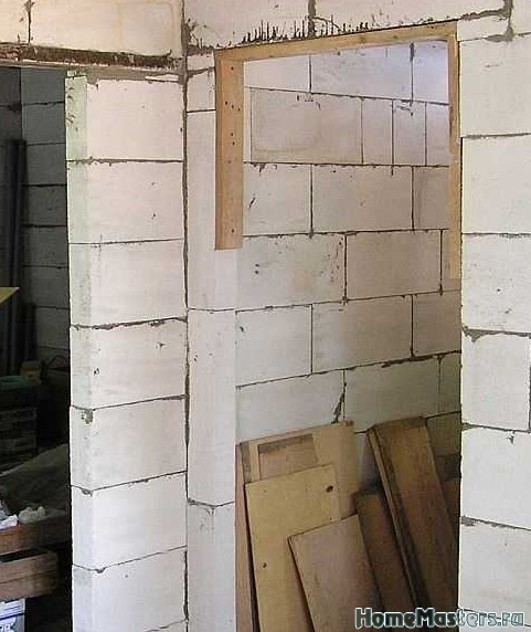 Перегородка с углом и дверным проемом, сделанная из блоков