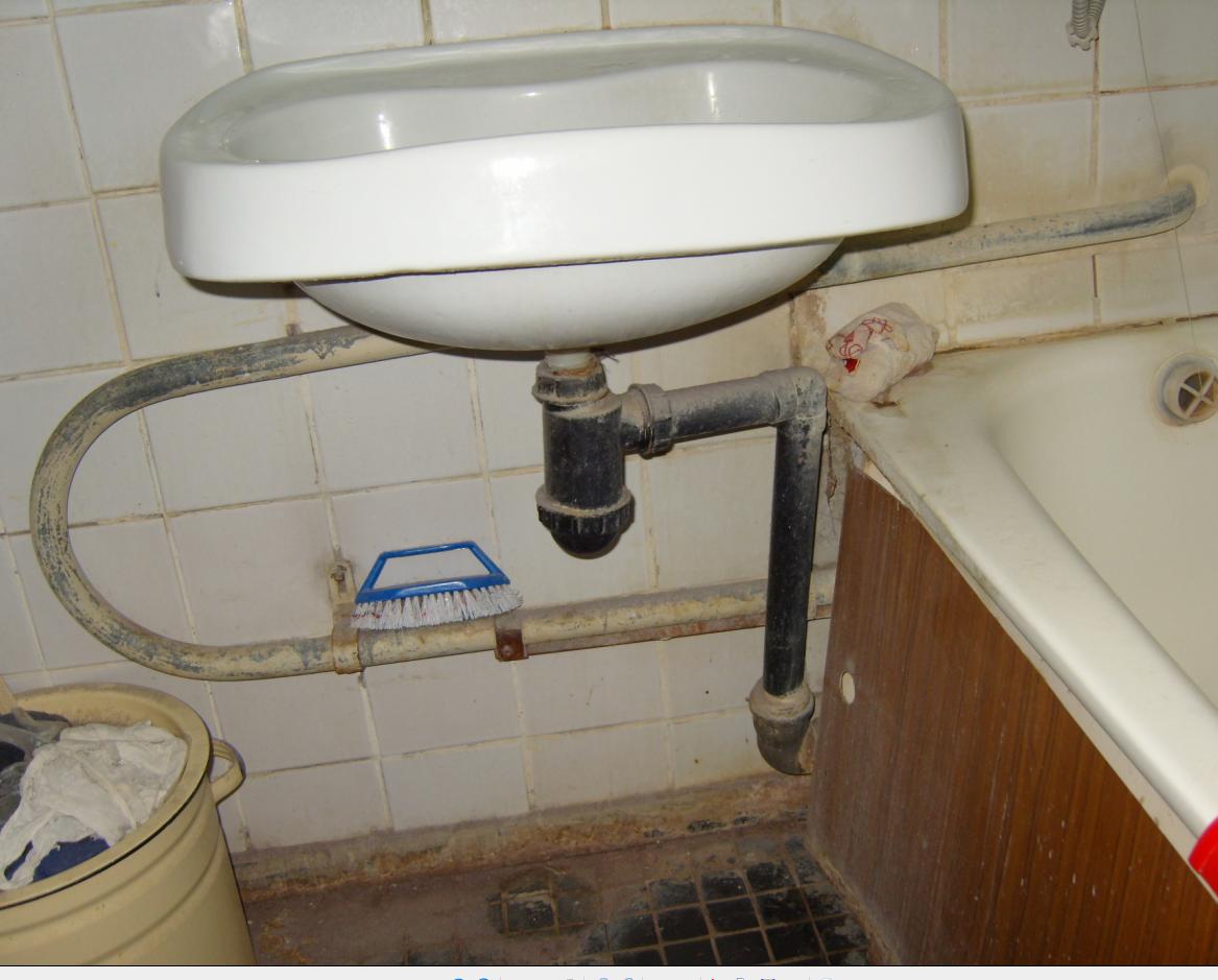 Ванна можно перенести. Полотенцесушитель под раковиной. Трубы под раковиной в ванной. Труба под раковиной. Советская раковина.
