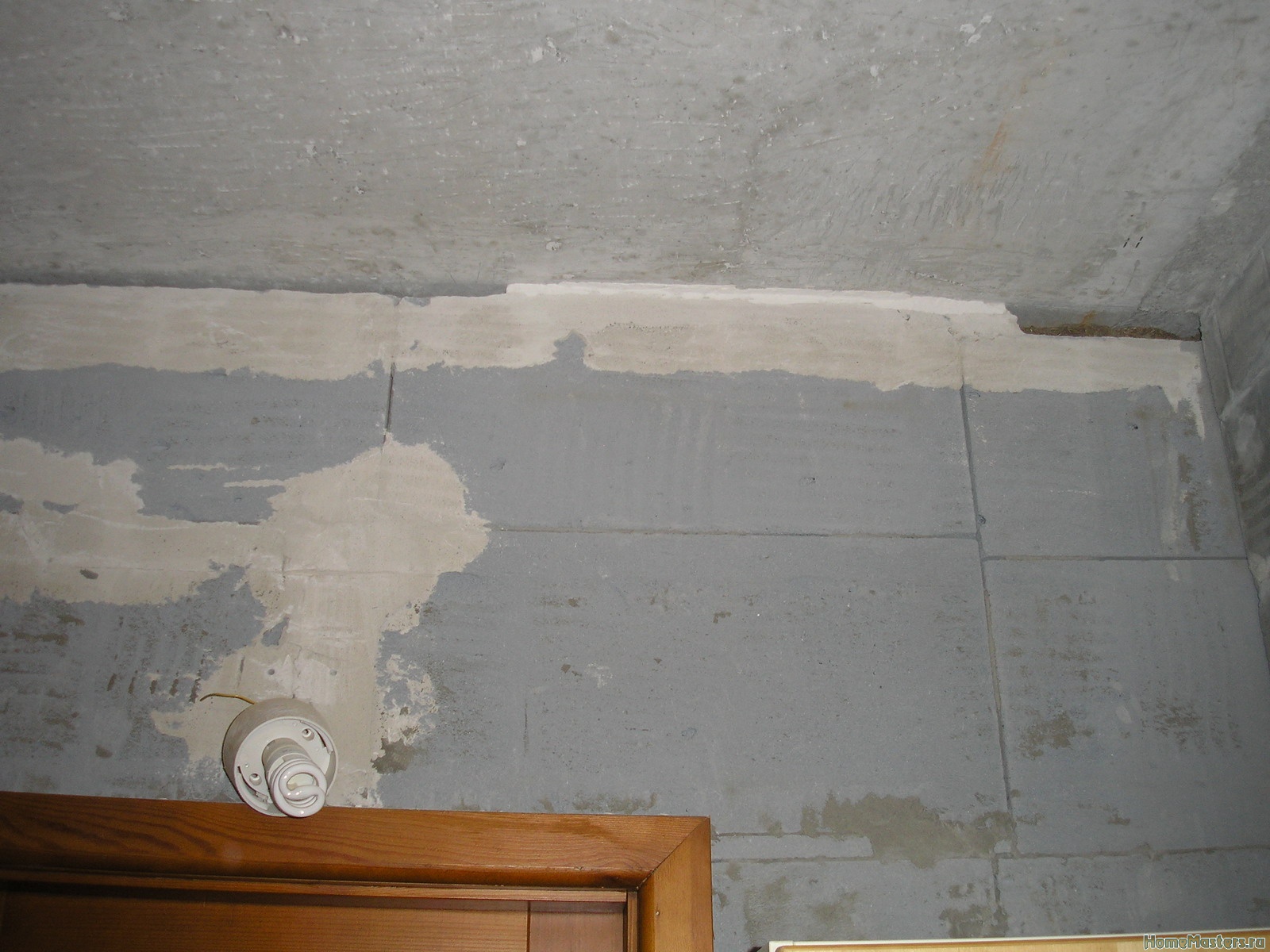 Трещины между плитами. Щель между потолком и стеной. Щель между стеной и перекрытием. Запенивание между потолком и стеной. Трещина между потолком и стеной.