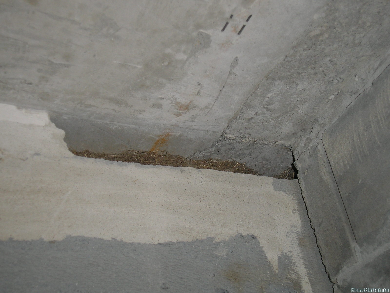 Трещины между плитами. Заделка стыков между плит перекрытия 20 см. Стыки плит на потолке. Трещина между потолком и стеной. Замоноличивание стыков плит перекрытия.