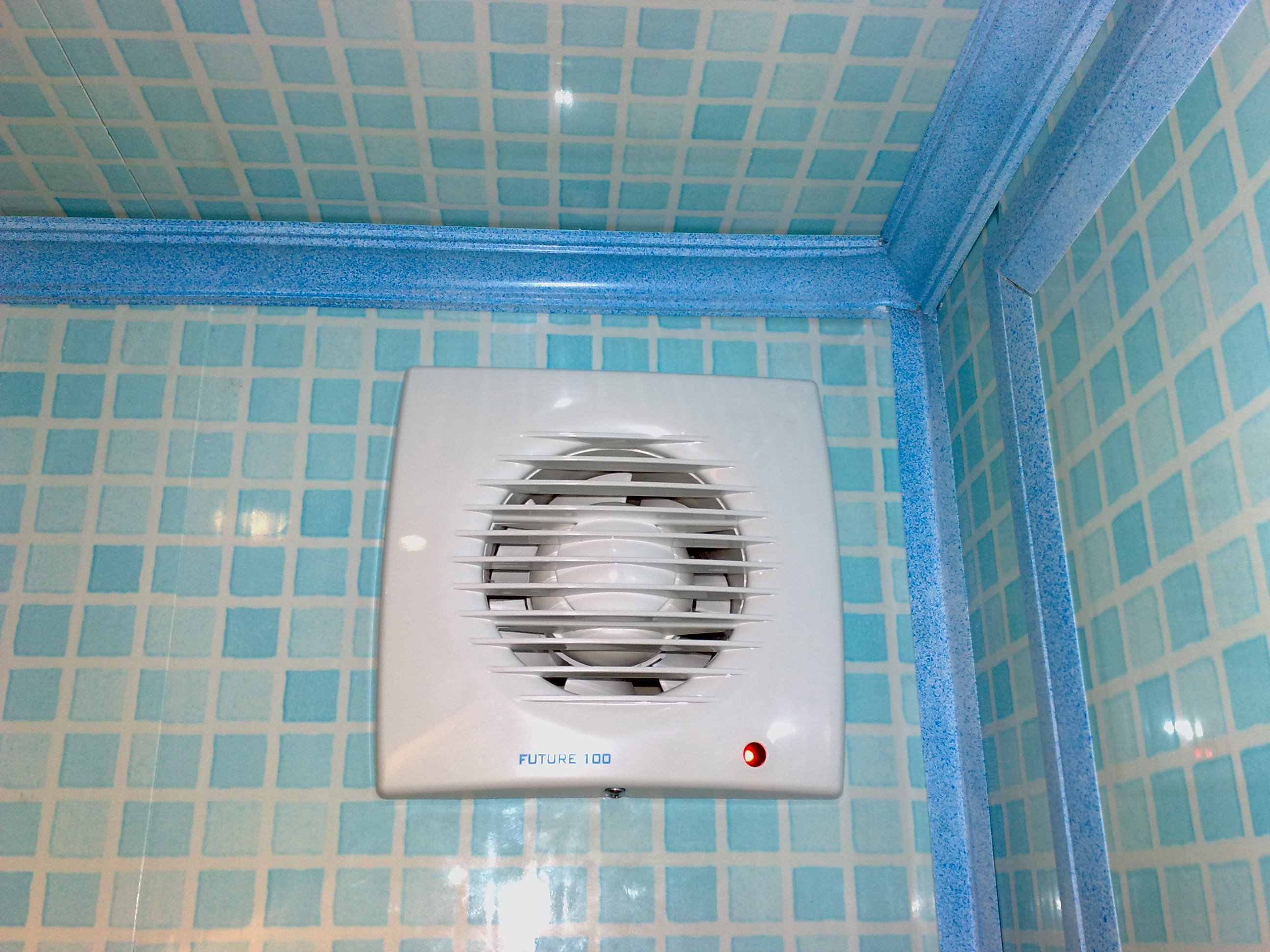 Вентиляция в ванной комнате в частном. Вытяжка с принудительной вентиляцией. Вентиляция в ванной. Вытяжной вентилятор для ванной комнаты. Вентилятор для вытяжки в ванной.