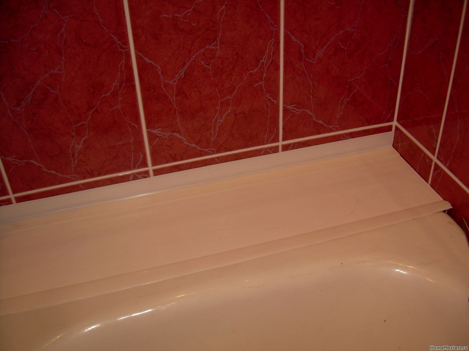 Чем замазывать между плитками в ванной. Щель между ванной и стеной. Между ванной и стеной. Заделка между ванной и стеной. Отделка края ванны.
