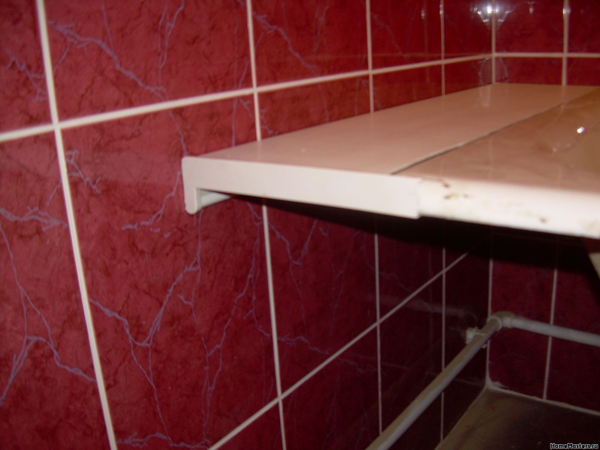 Большие зазоры между ванной и стеной. Заделать щель между ванной и стеной 10см. Отверстие между ванной и стеной. Полочка из плитки между ванной и стеной. Проем между ванной и стеной.