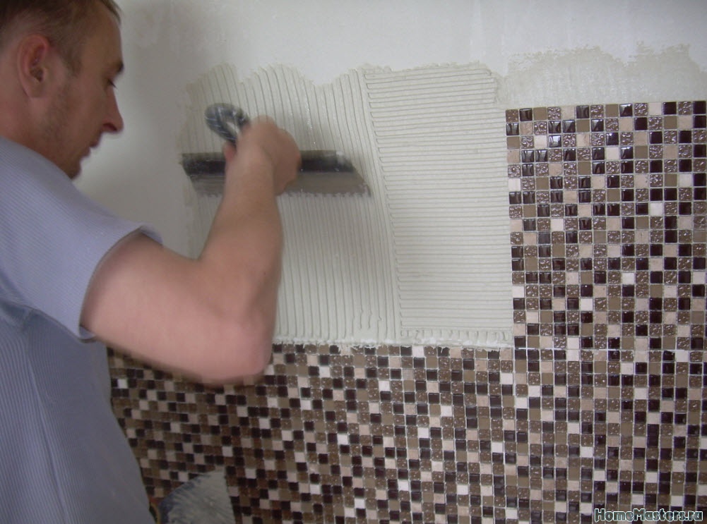 Плиточный клей плитки ванной. Мозаика на стену. Укладка мозаики. Укладка плитки мозаики на стену. Укладка мозаичной плитки.