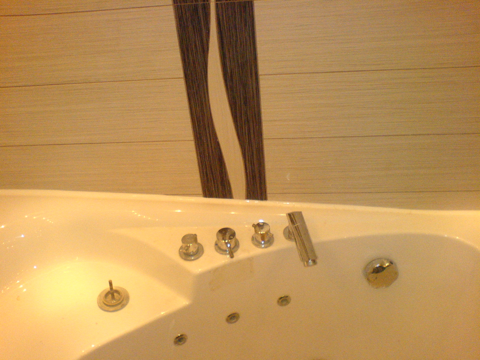 Заделка швов между ванной и стеной силиконовым герметиком | Сантехника .