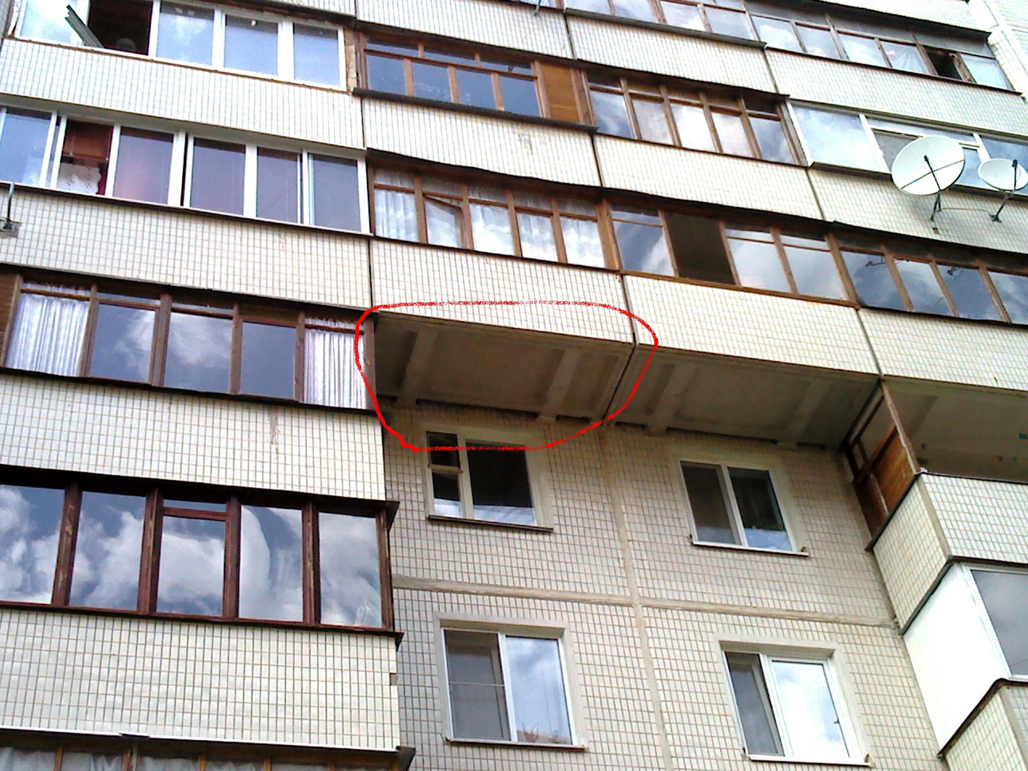 Балконы между домами. Общий балкон. Балконы между пятиэтажками. Балкон между двумя домами.