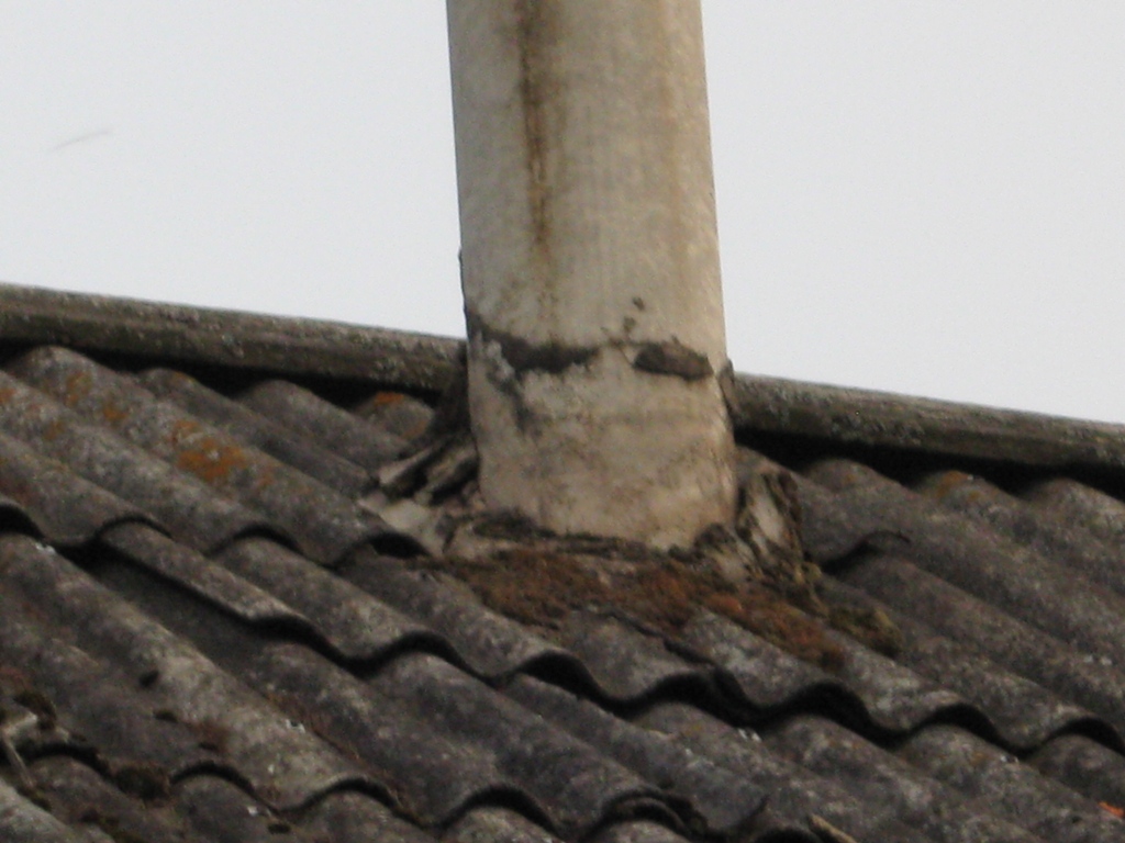 Трещины в крыше. Труба на шиферной крыше. Дымоход на шиферной крыше. Стык трубы и крыши. Печные трубы из шифера.
