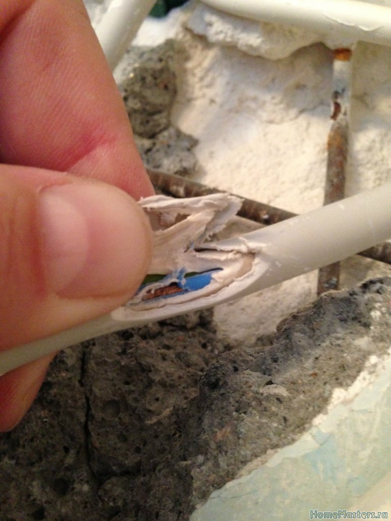 Восстановить изоляцию. Поврежденная изоляция проводов. Изоляция проводов в стене. Поврежденный кабель. Изоляция для кабелей в стене.
