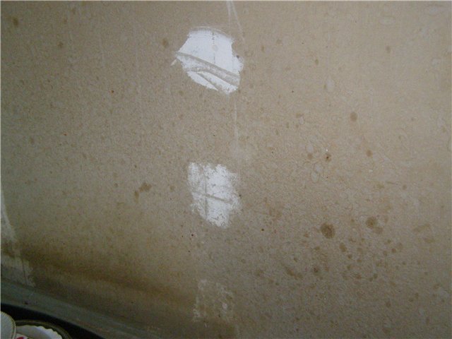 Вода на жирной поверхности. Пятно на стене. Жирные пятна на стене. Пятно на стене на кухне. Жировые пятна на стене удаляются.
