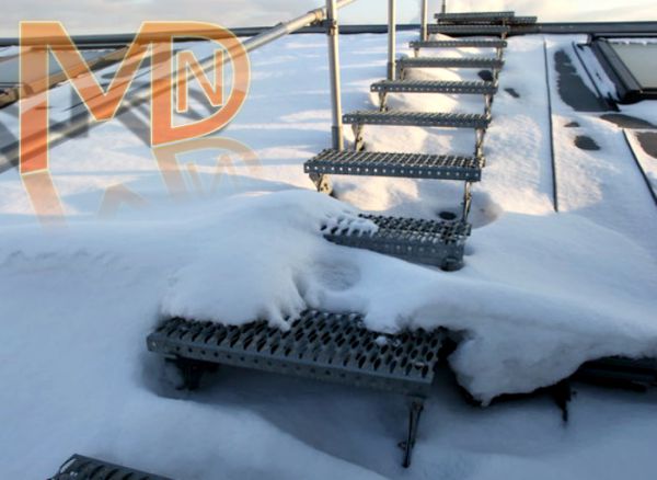 Лестница перфорированная для крыши с перекладиной