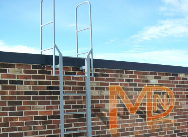 Пристенная фасадная лестница покрытая оцинковкой