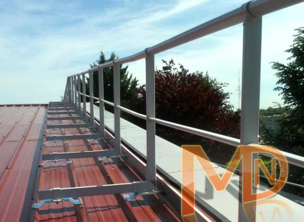 Кровельное ограждение на крыше здания
