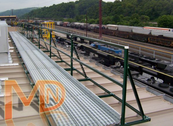 Противоскользящий кровельный мостик на промышленном здании