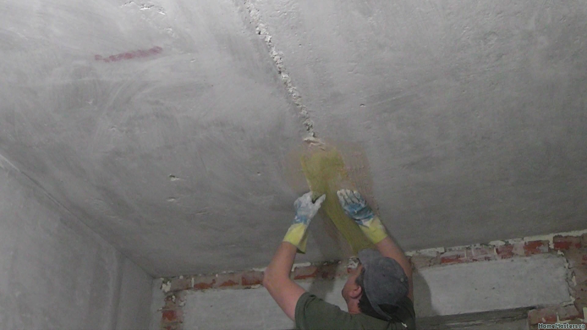 Трещины между плитами. Шов на потолке между плитами. Штукатурка потолка стык плит. Штукатурка бетонного потолка. Заделка трещин на потолке.