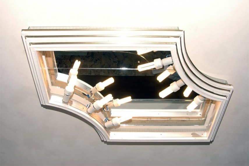 На потолке закрепила зеркало, чтобы отражался свет.jpg