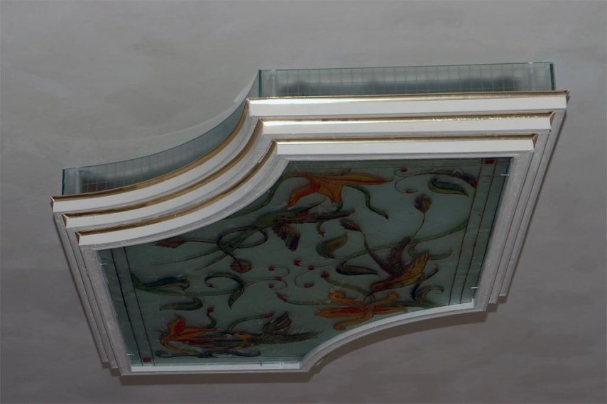 Чтобы от светильника не было глухой тени на потолке, пришлось его опустить на 5см и закрыть плафоном..jpg