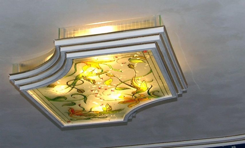 Видно отражённый свет в зеркале на потолке..jpg